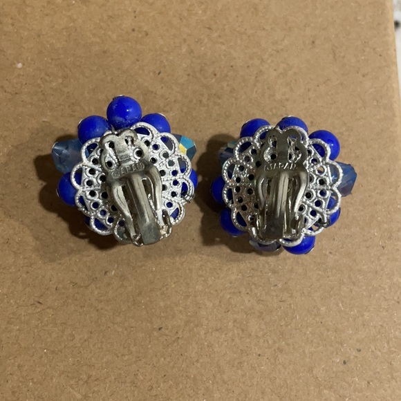 Vintage blue beaded cluster clip on earrings - Picture 3 of 3